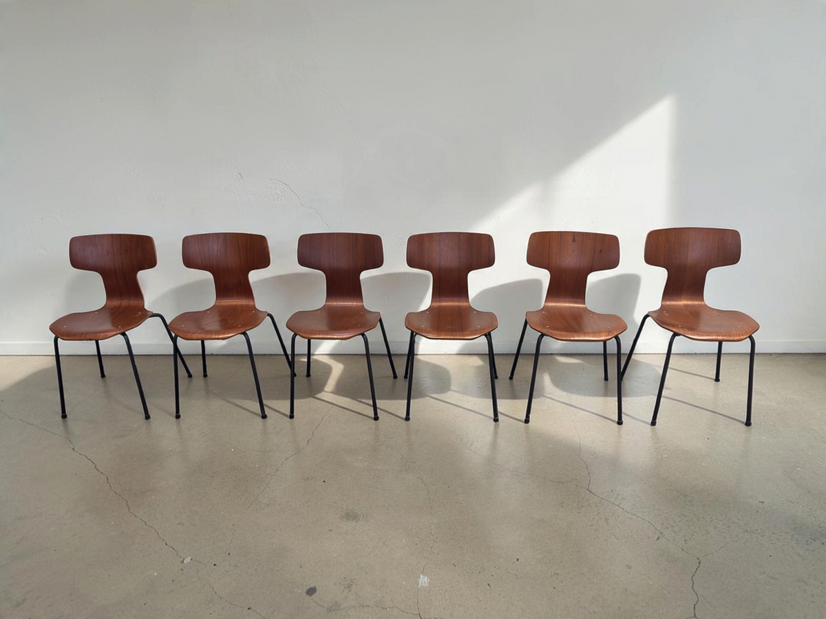 Set van zes vintage tessvintage Arne Jacobsen T-stoelen model 3103 van teakfineer met zwarte metalen poten