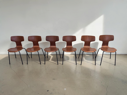 Set van zes vintage tessvintage Arne Jacobsen T-stoelen model 3103 van teakfineer met zwarte metalen poten