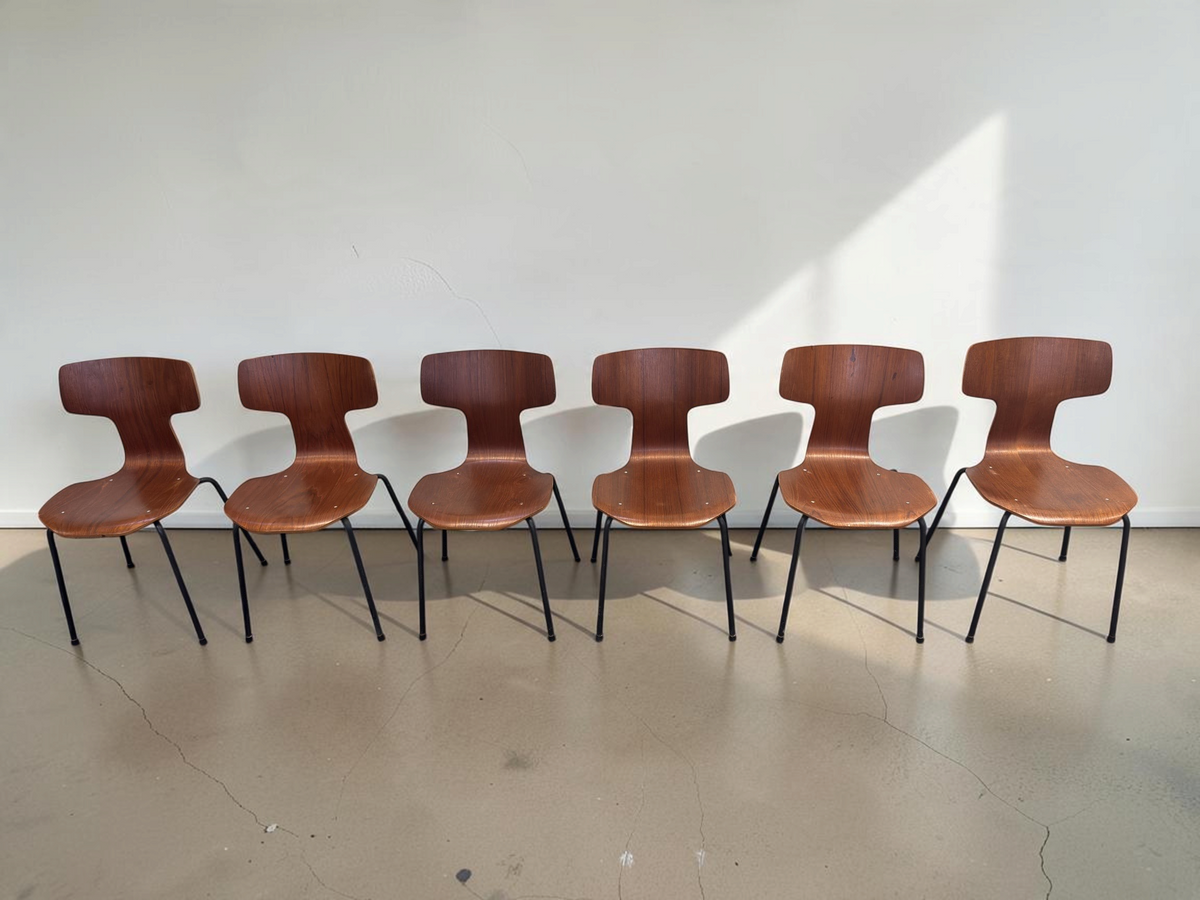 Set van zes vintage tessvintage Arne Jacobsen T-stoelen model 3103 van teakfineer met zwarte metalen poten