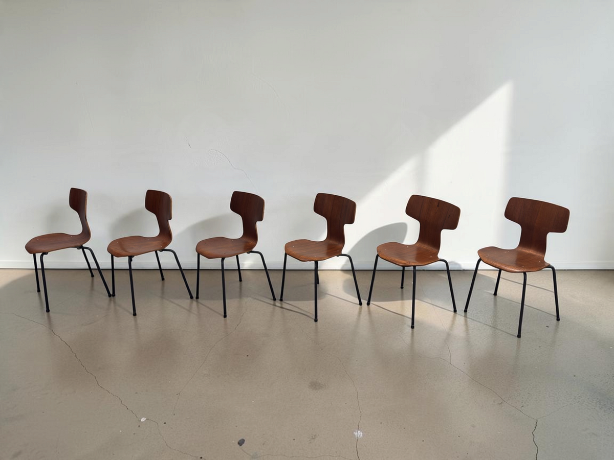 Set van zes vintage tessvintage Arne Jacobsen model 3103 T-stoelen in teakfineer met zwarte metalen poten