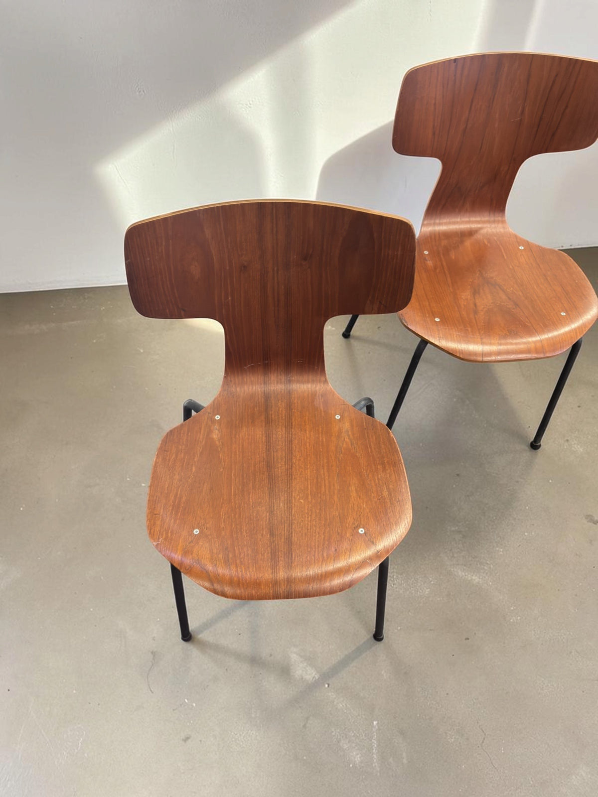 tessvintage set van twee Arne Jacobsen model 3103 T-stoelen in teakfineer met zwarte metalen poten
