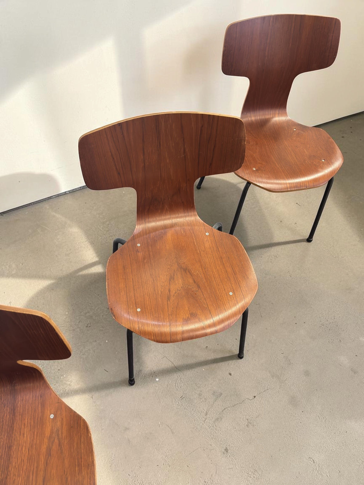tessvintage set van zes vintage Arne Jacobsen T-stoelen model 3103 van teakfineer met zwarte metalen poten