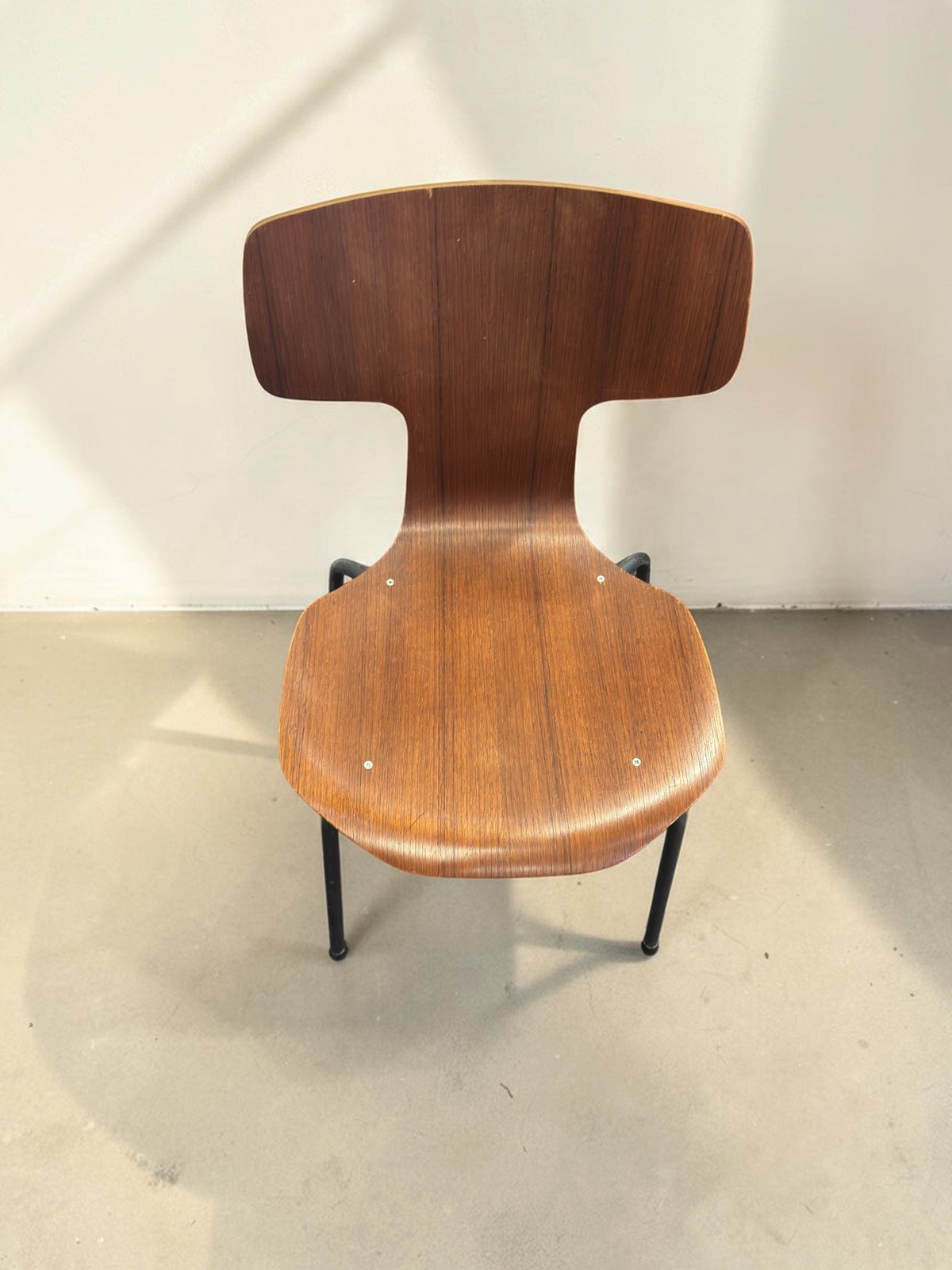 tessvintage Arne Jacobsen model 3103 T-stoel van teakfineer met zwarte metalen poten in vintage stijl