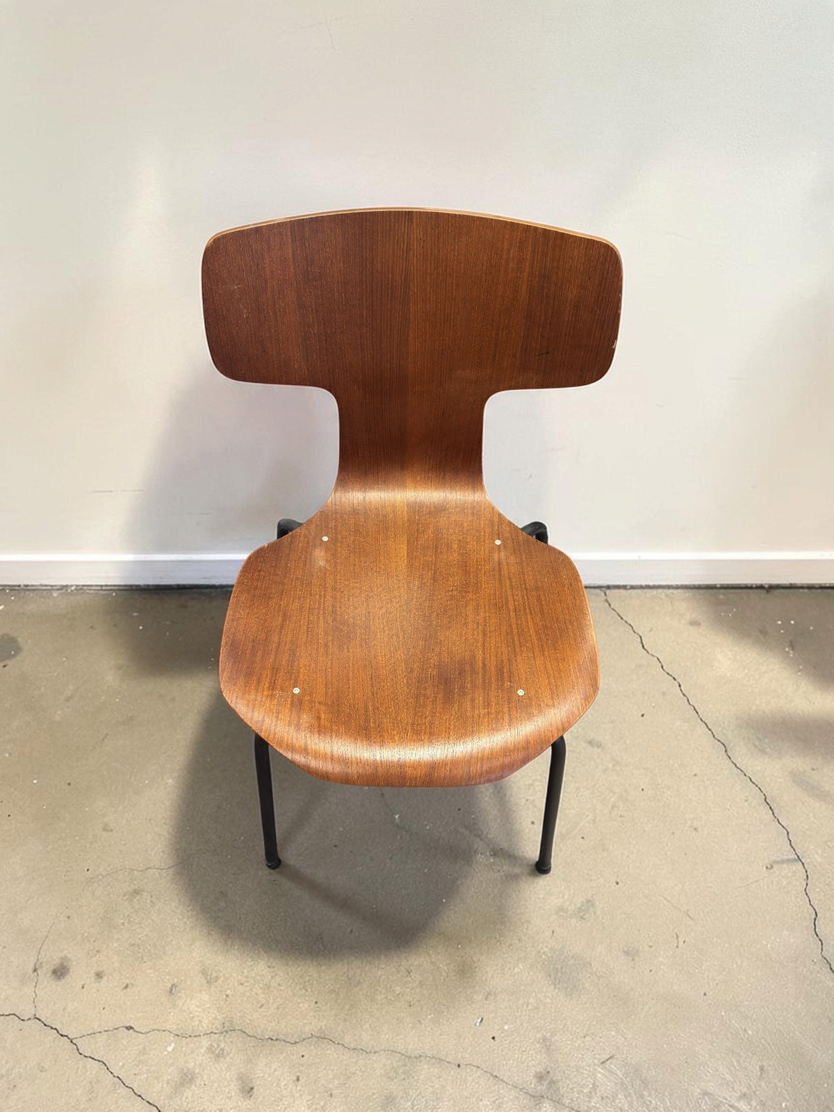 tessvintage Arne Jacobsen model 3103 T-stoel van teakfineer met zwarte metalen poten in vintage conditie