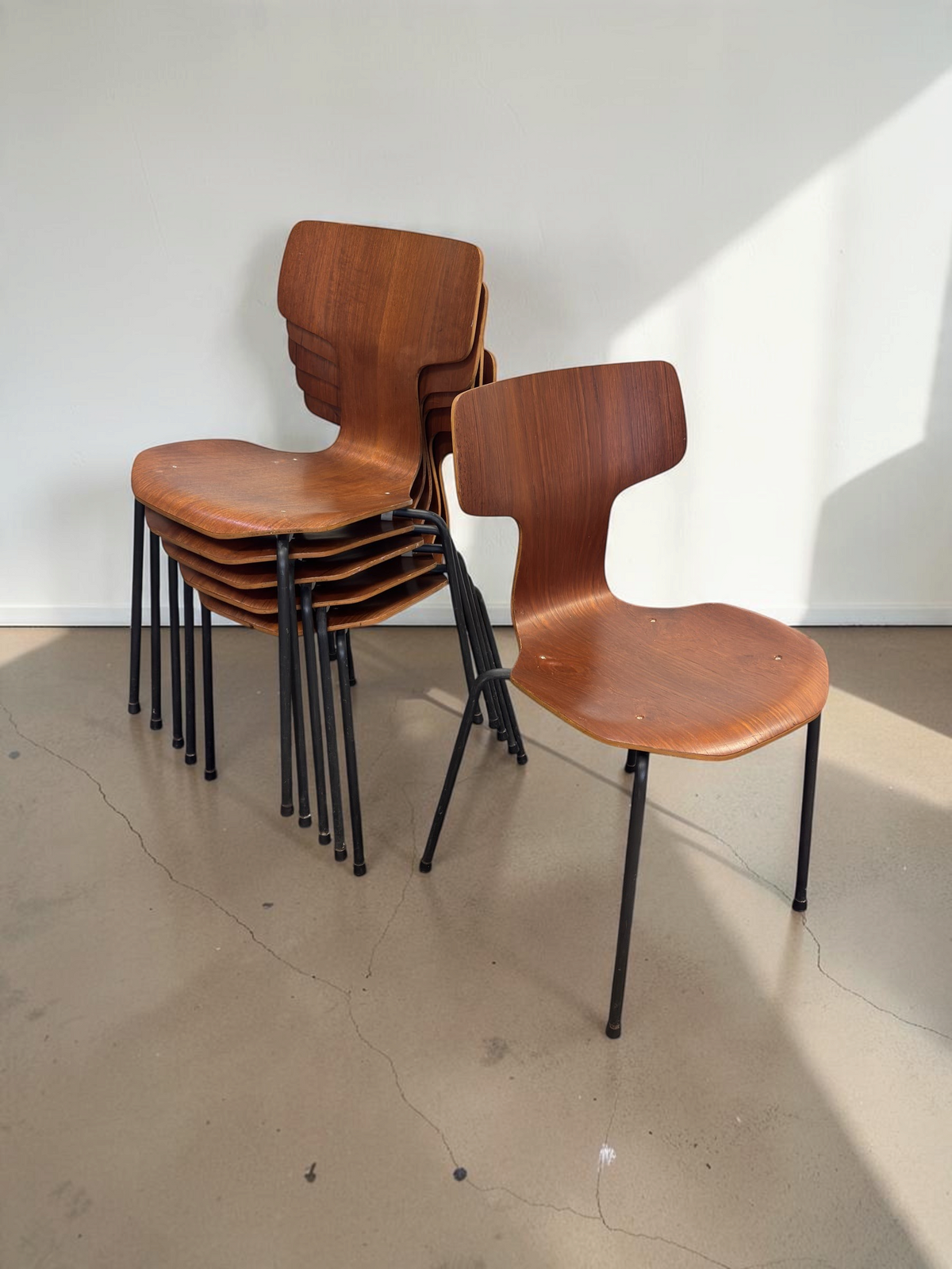 tessvintage set van zes vintage Arne Jacobsen model 3103 T-stoelen van teakfineer met zwarte metalen poten