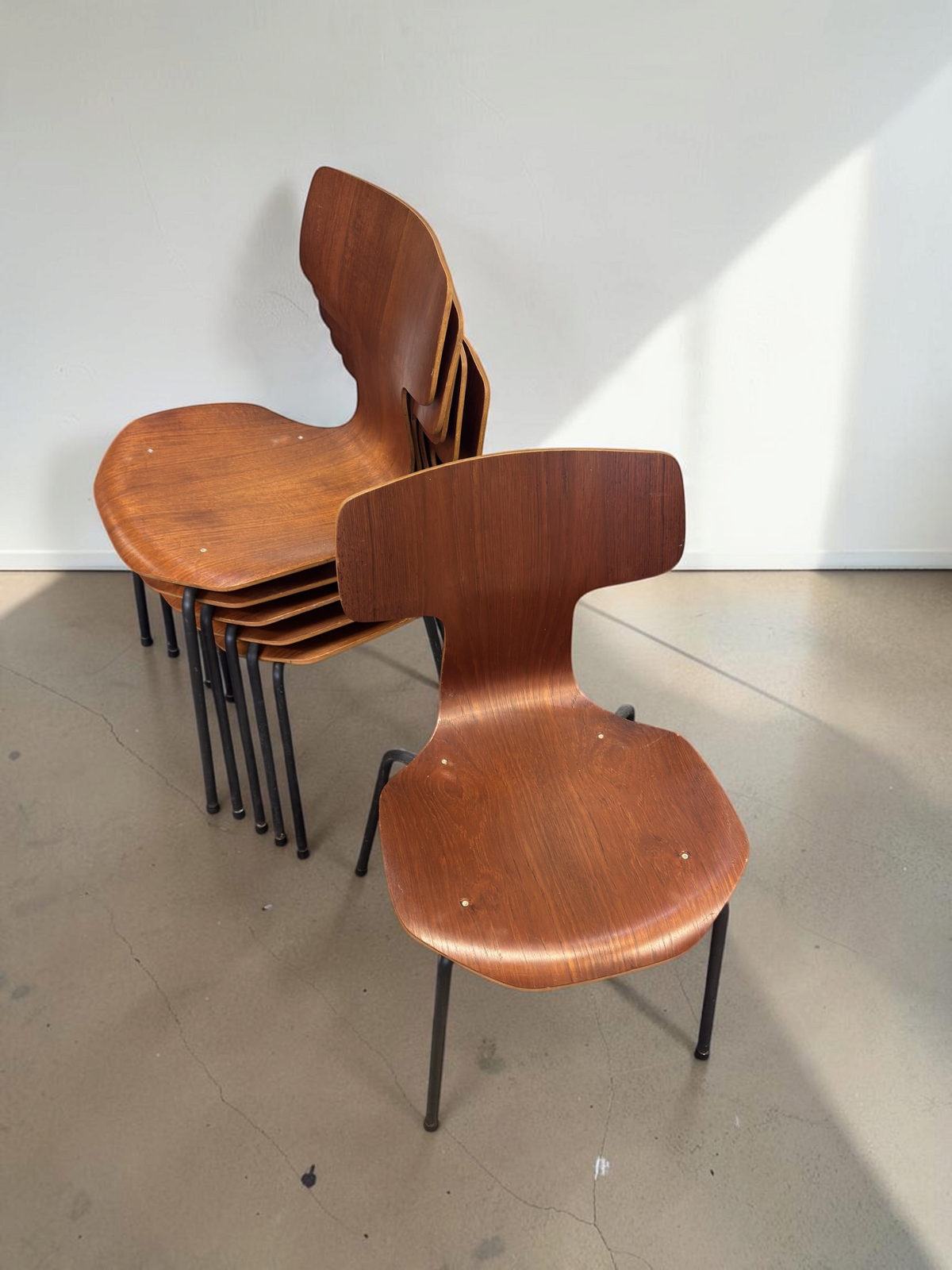 Set van zes vintage tessvintage Arne Jacobsen T-stoelen model 3103 van teakfineer met zwarte metalen poten