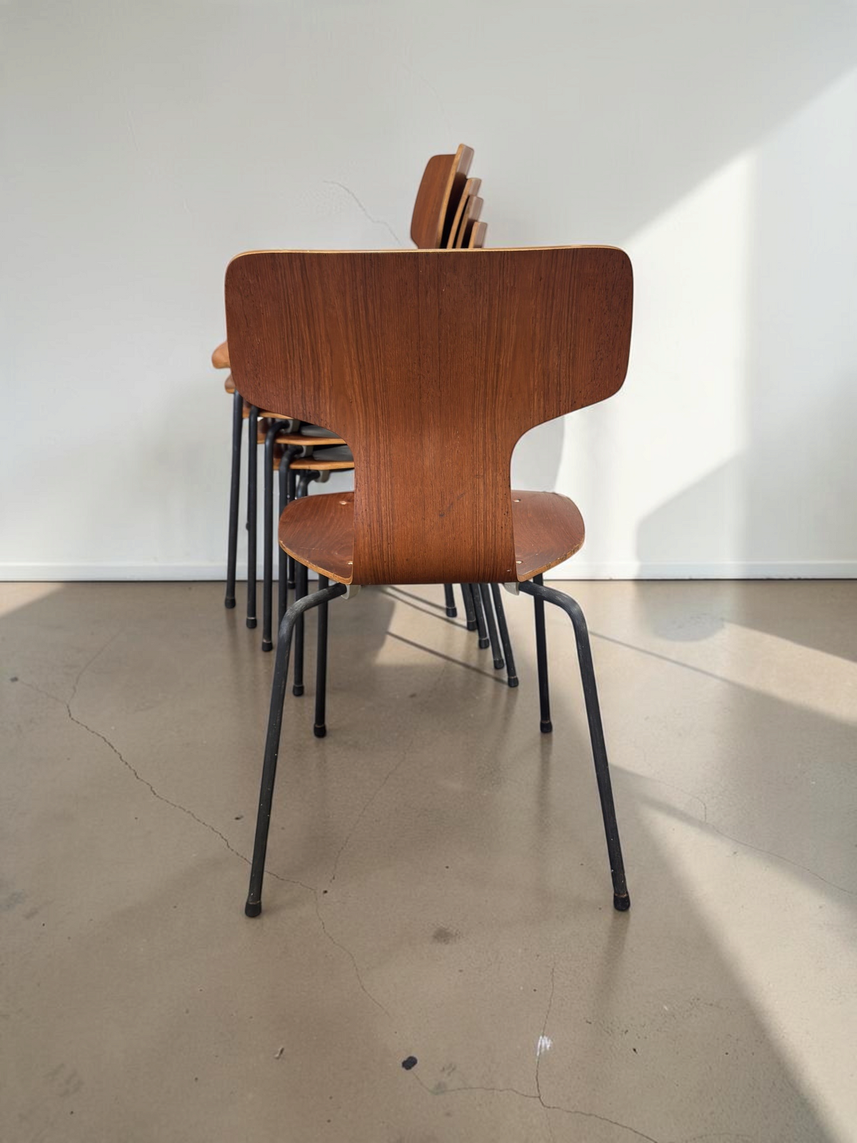tessvintage set van zes Arne Jacobsen model 3103 T-stoelen in teakfineer met zwarte metalen poten