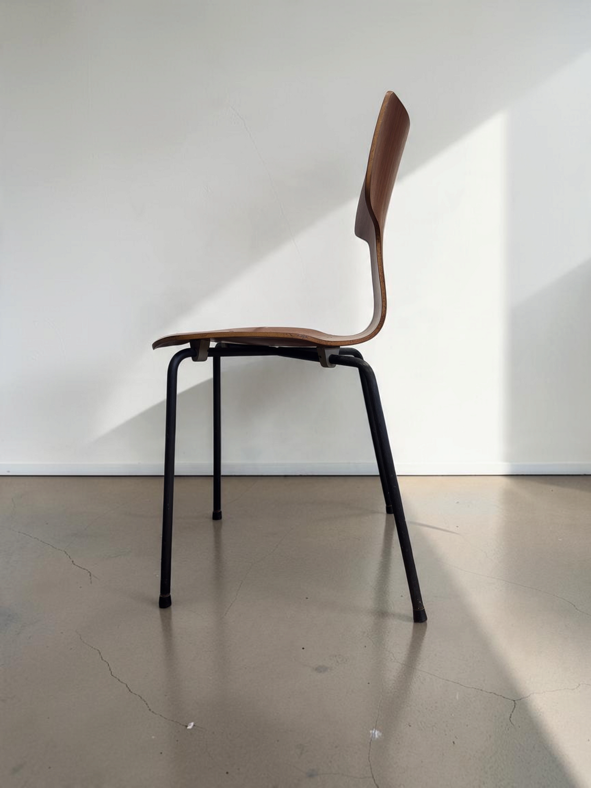 tessvintage Arne Jacobsen model 3103 T-stoel van teakfineer met zwarte metalen poten, zijaanzicht