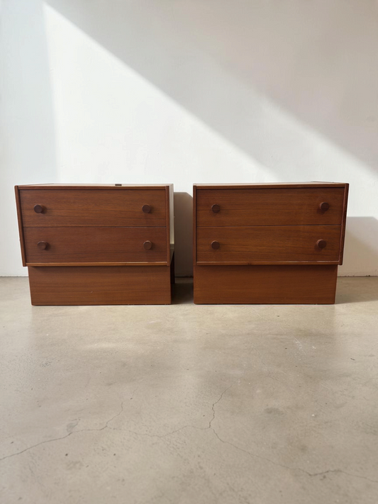 Set van twee tessvintage Deense mid-century nachtkastjes van teakhout met twee lades en ronde handgrepen.