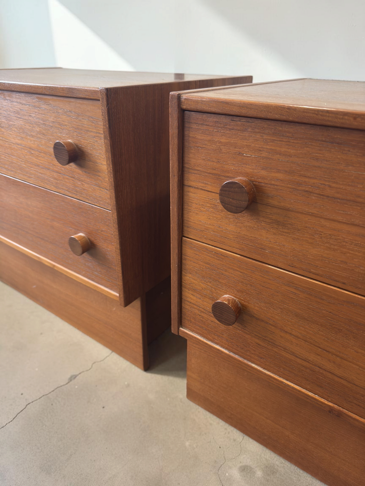 tessvintage set van twee Deense mid-century nachtkastjes van teakhout met lades en ronde handgrepen