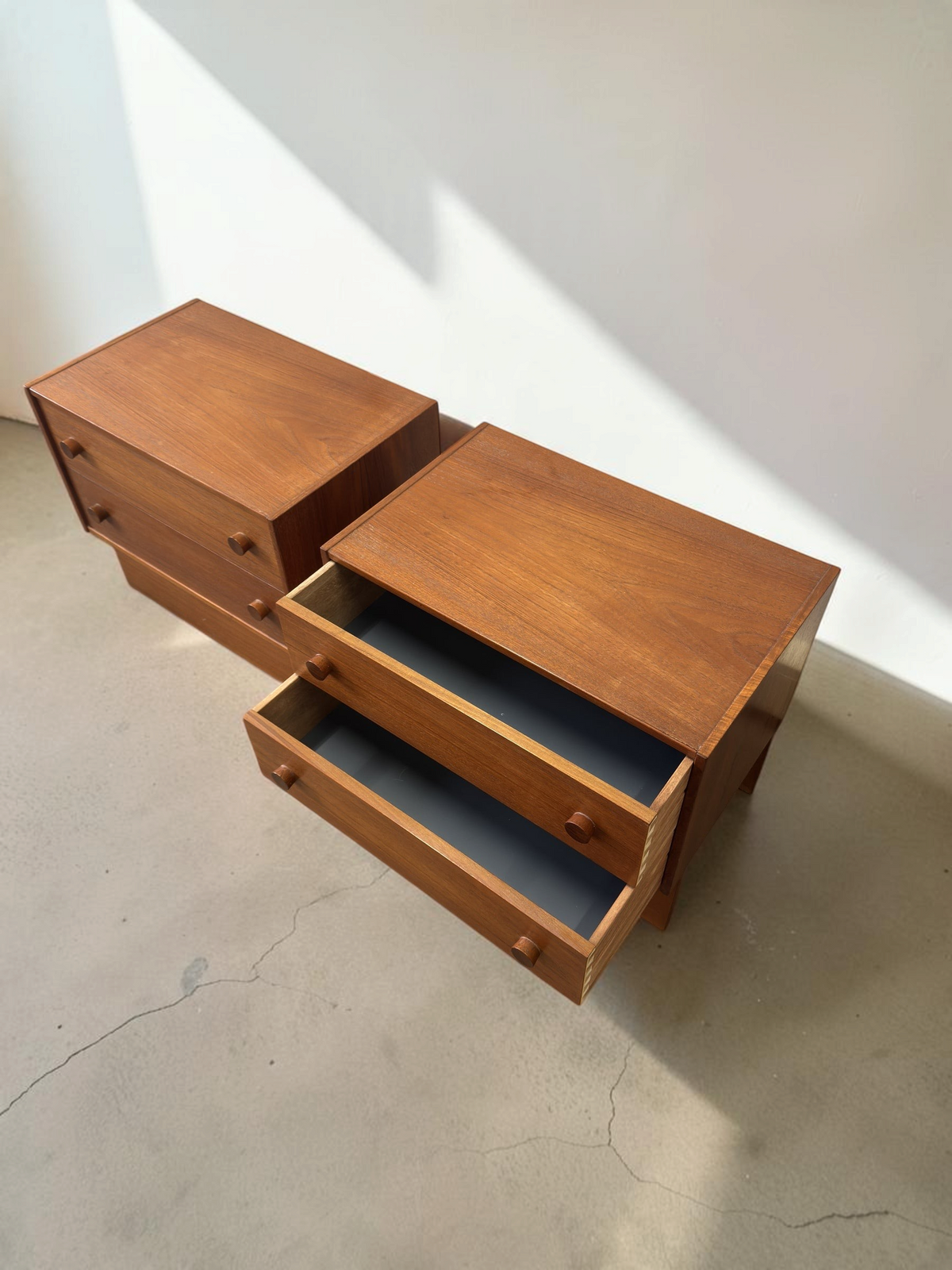 Set van twee tessvintage Deense mid-century nachtkastjes van teakhout met twee lades en ronde handgrepen