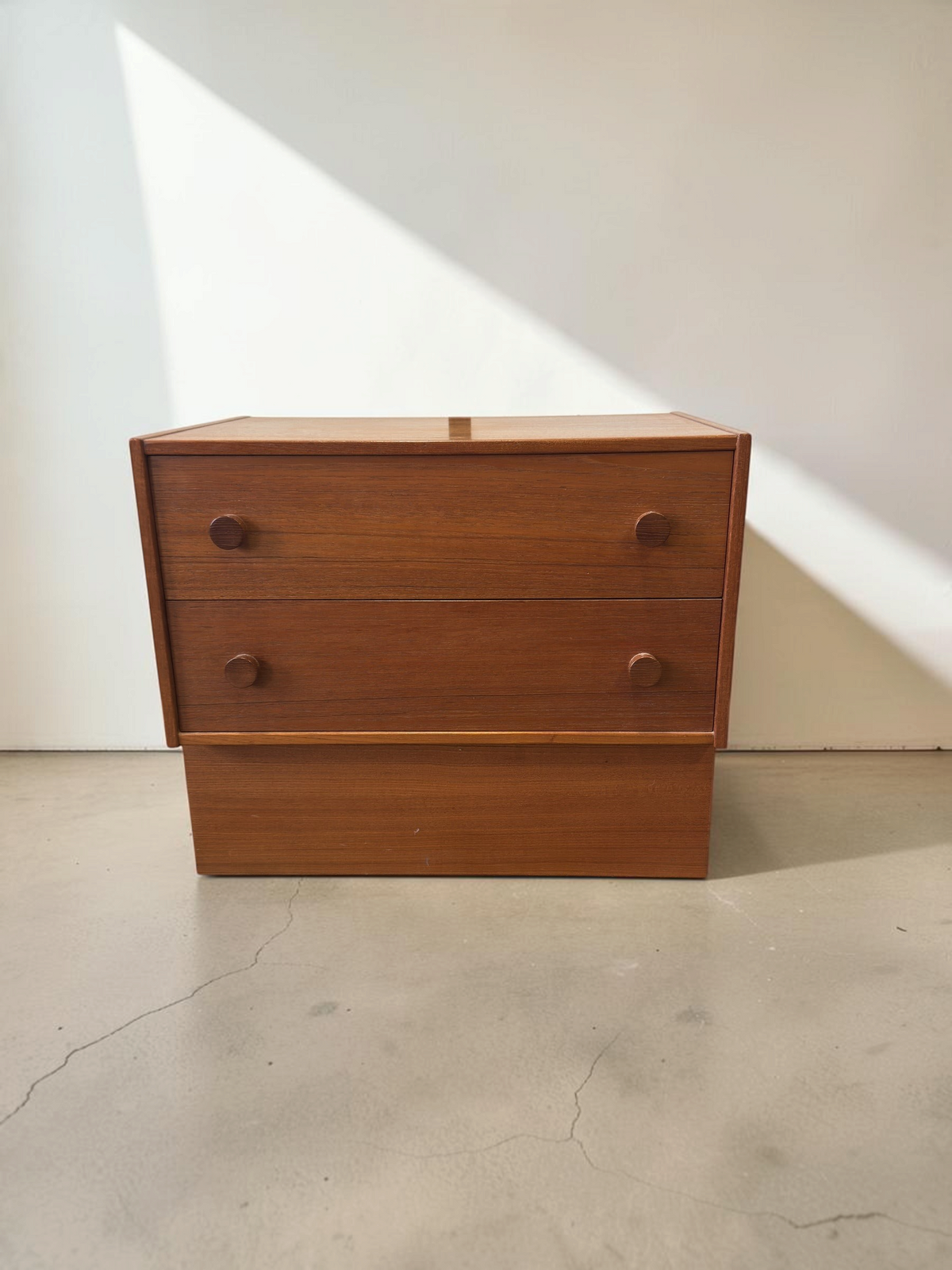 tessvintage Deens mid-century nachtkastje van teakhout met twee lades en ronde handgrepen in minimalistische stijl