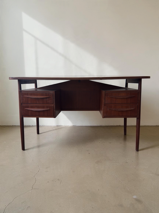tessvintage Deens teak bureau van Gunnar Nielsen Tibergaard met vier laden en conische poten in mid-century stijl