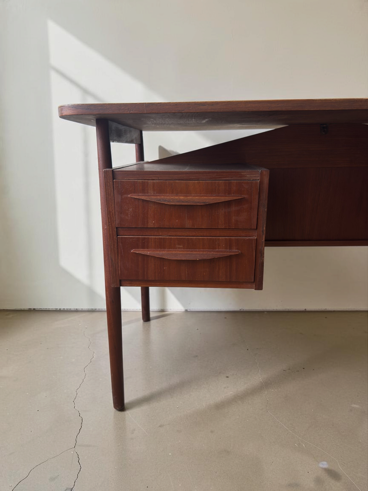 tessvintage Deens teak bureau uit de jaren 60 met ladeblok en conische poten in een mid-century modern design