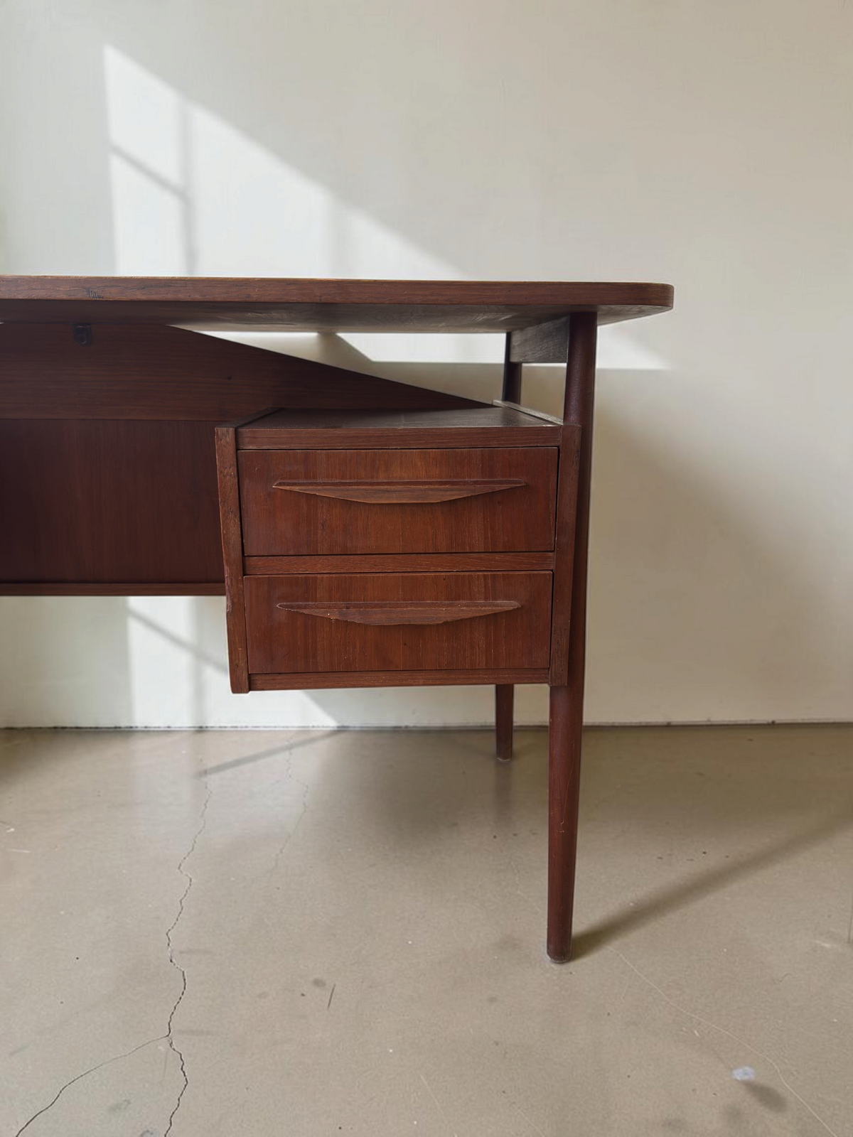 tessvintage Deens teak bureau van Gunnar Nielsen Tibergaard met ladeblok en conische poten in mid-century stijl