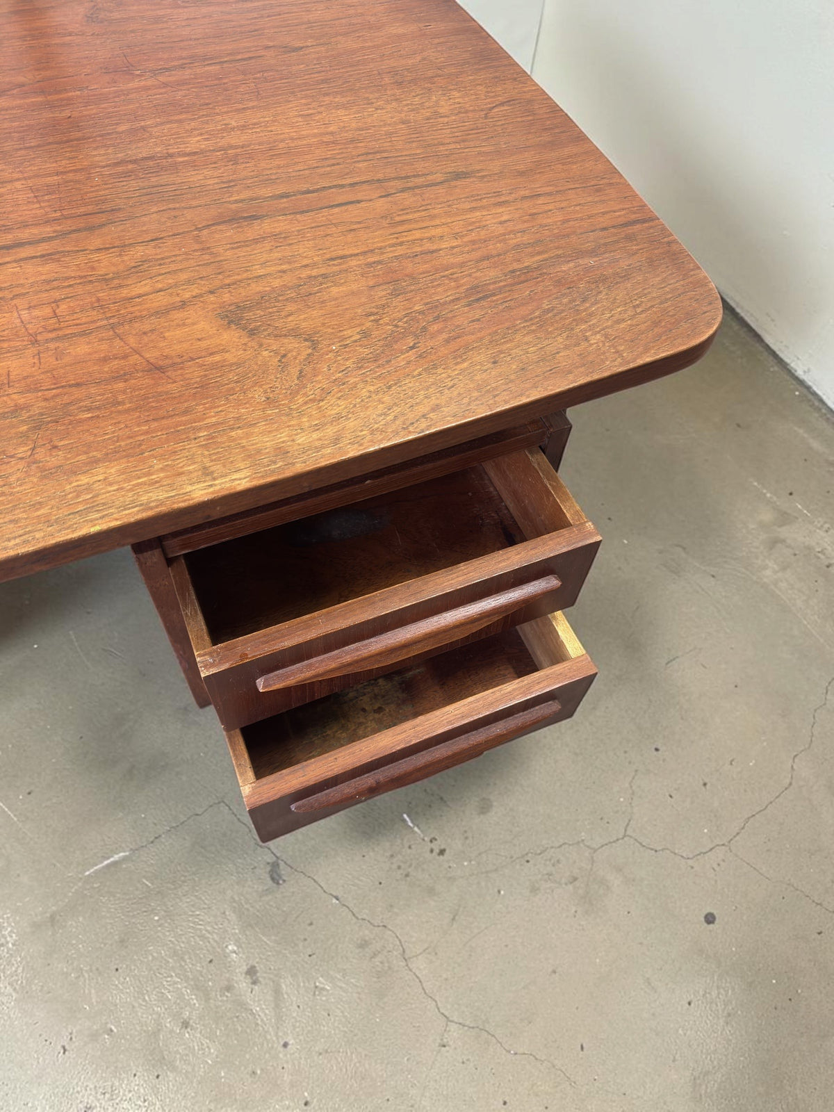 tessvintage Deens teak bureau van Gunnar Nielsen Tibergaard met open lades en zichtbare houtnerf
