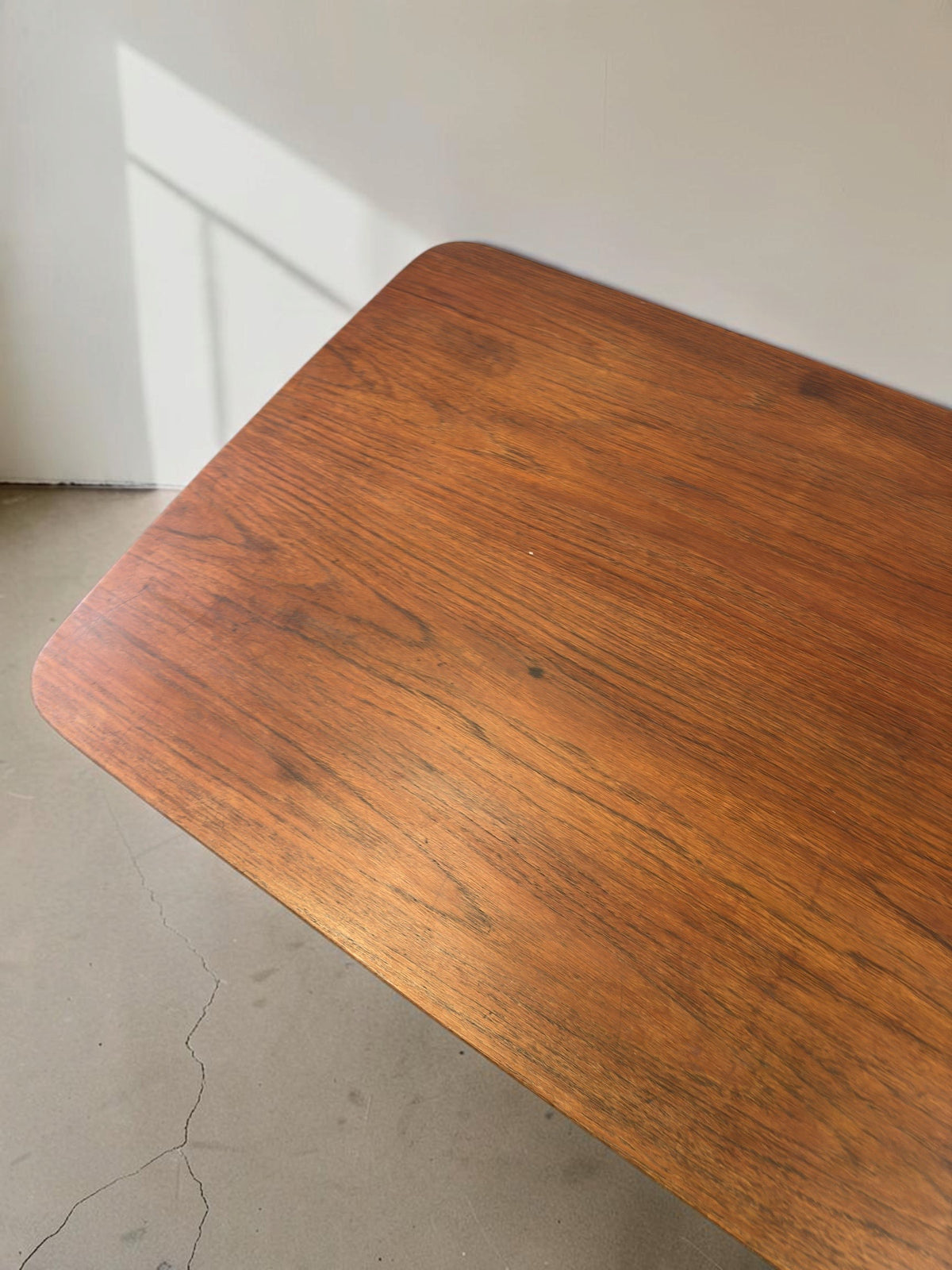 tessvintage Deens teak bureau uit de jaren 60 met een warm houten tafelblad en afgeronde hoeken