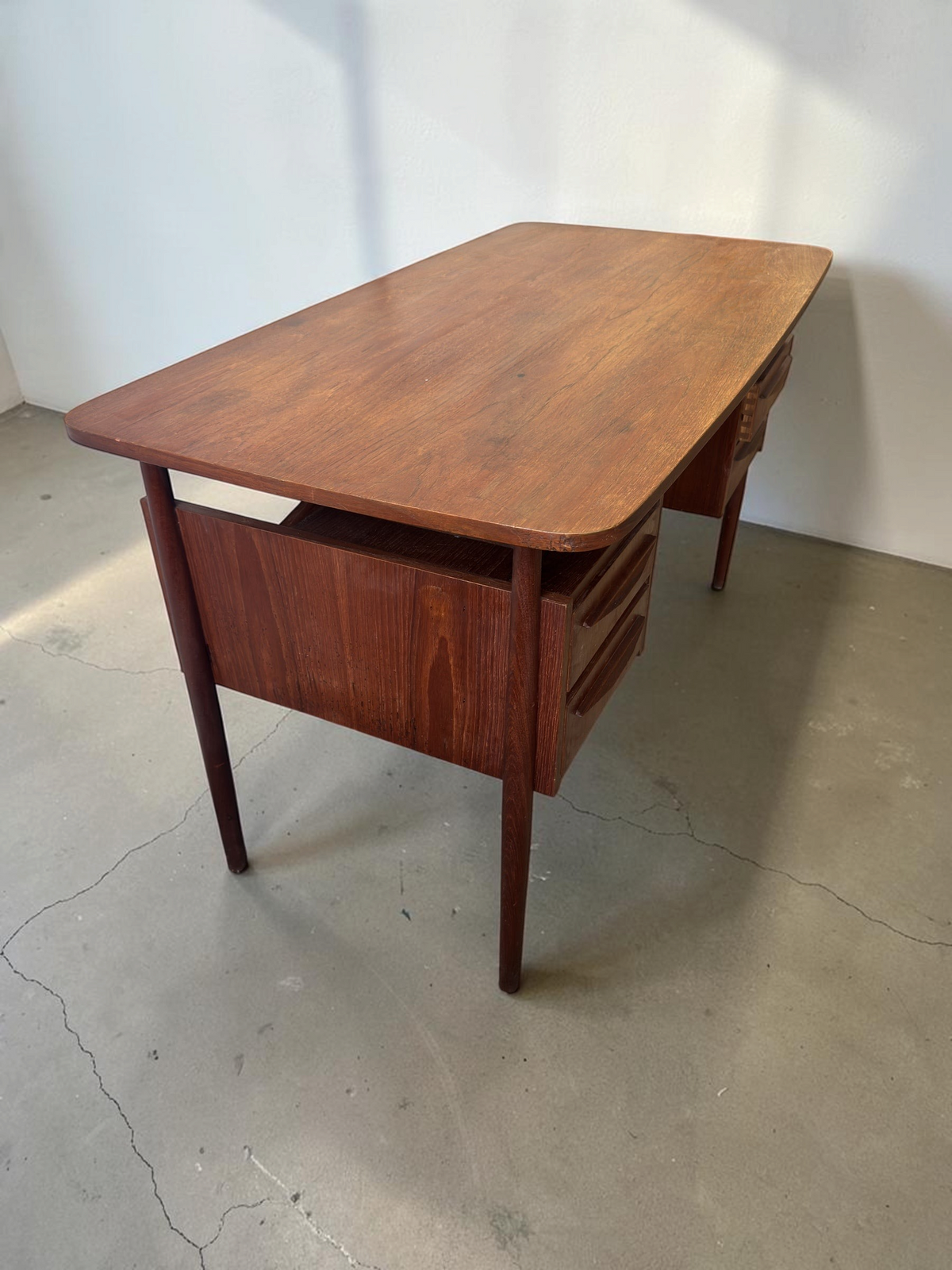 tessvintage Deens teak bureau van Gunnar Nielsen Tibergaard met conische poten en ladeblokken uit de jaren 60