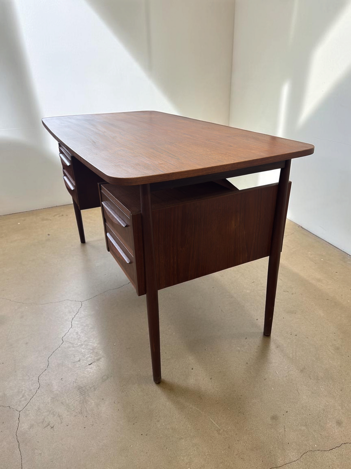 tessvintage Deens teak bureau van Gunnar Nielsen Tibergaard met vier laden en conische poten in mid-century stijl