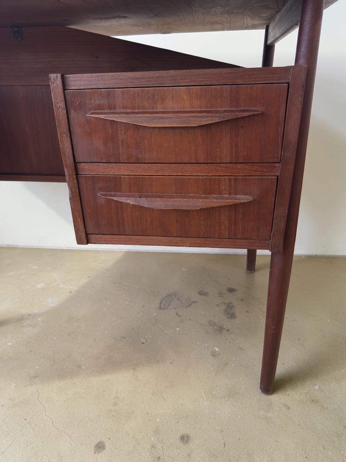 tessvintage Deens teak bureau van Gunnar Nielsen Tibergaard met lades en conische poten in mid-century stijl