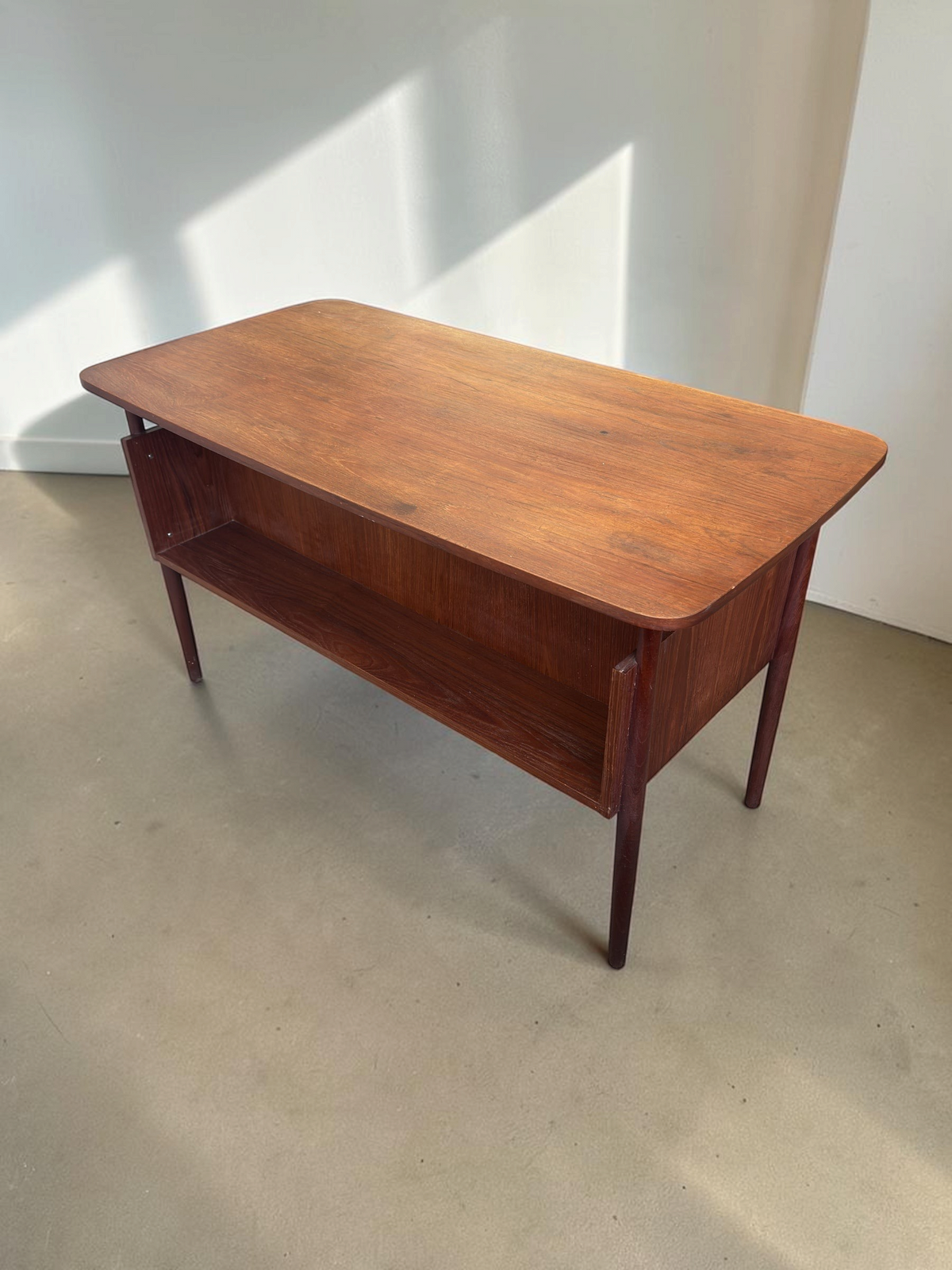 tessvintage Deens teak bureau van Gunnar Nielsen Tibergaard met open boekenplank en conische poten uit de jaren 60
