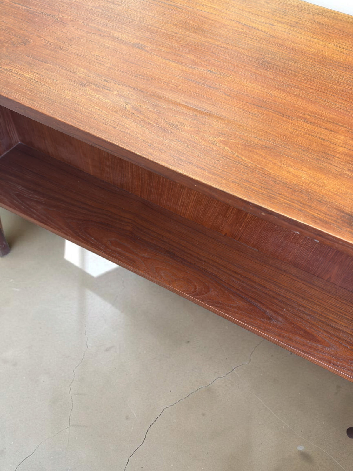 tessvintage Deens teak bureau van Gunnar Nielsen Tibergaard met open boekenplank aan de achterzijde