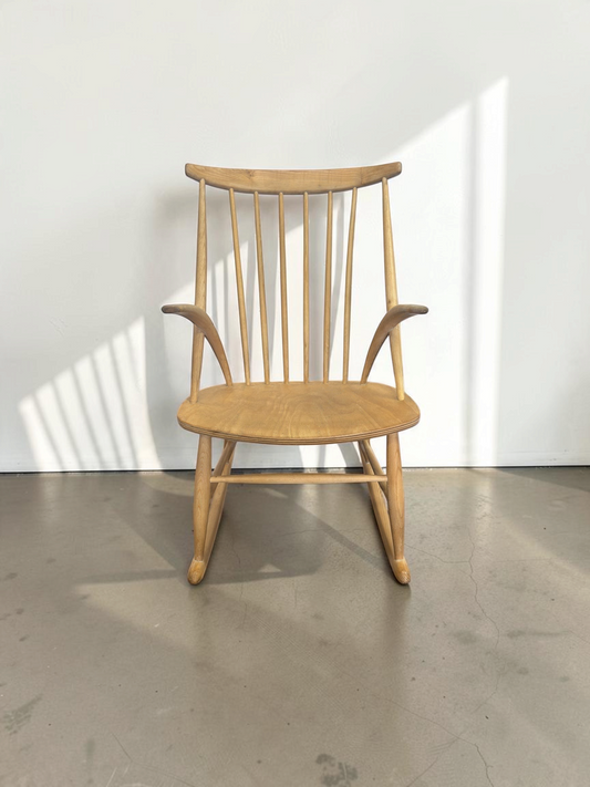 tessvintage IW3 schommelstoel van Illum Wikkelsø in licht eikenhout met spijlenrug en Scandinavisch design