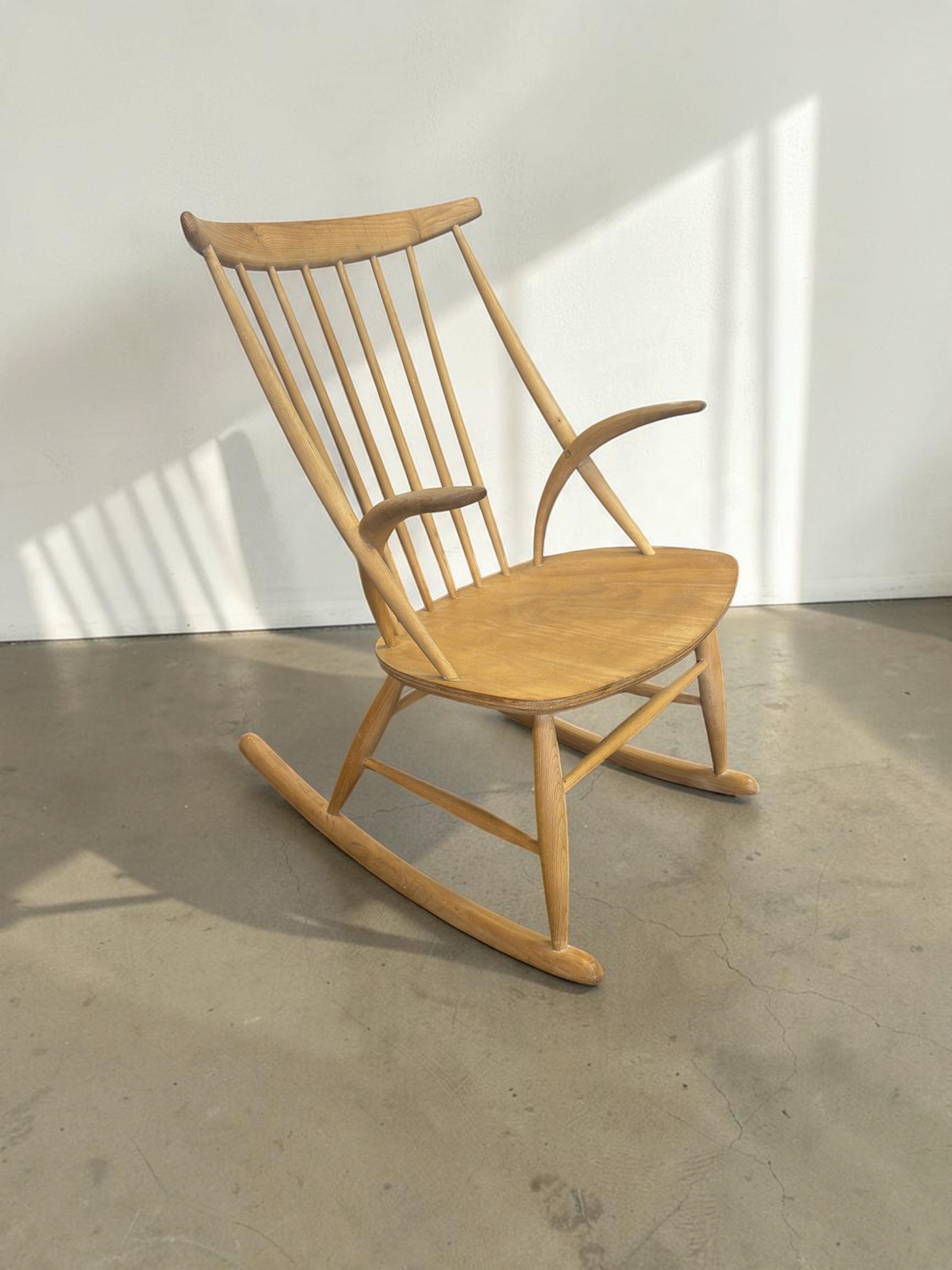 tessvintage IW3 schommelstoel van Illum Wikkelsø in licht eikenhout met spijlenrug en Scandinavisch design