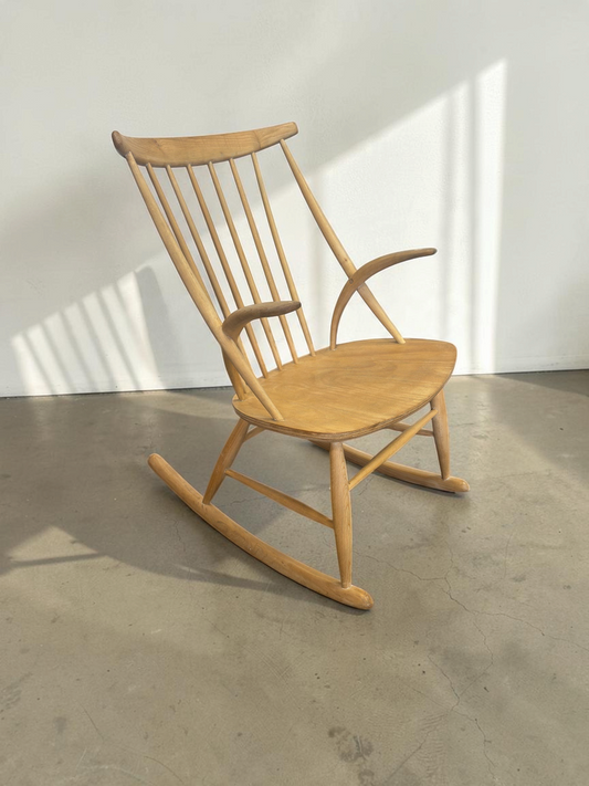 tessvintage IW3 schommelstoel van Illum Wikkelsø in licht eikenhout met spijlenrug en Scandinavisch design