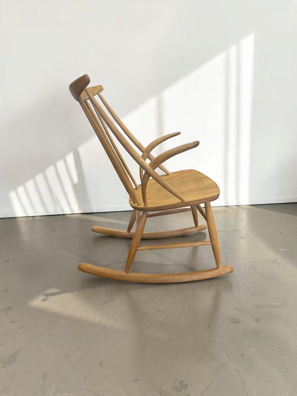 tessvintage IW3 schommelstoel van Illum Wikkelsø in licht eikenhout met spijlenrug en Scandinavisch design