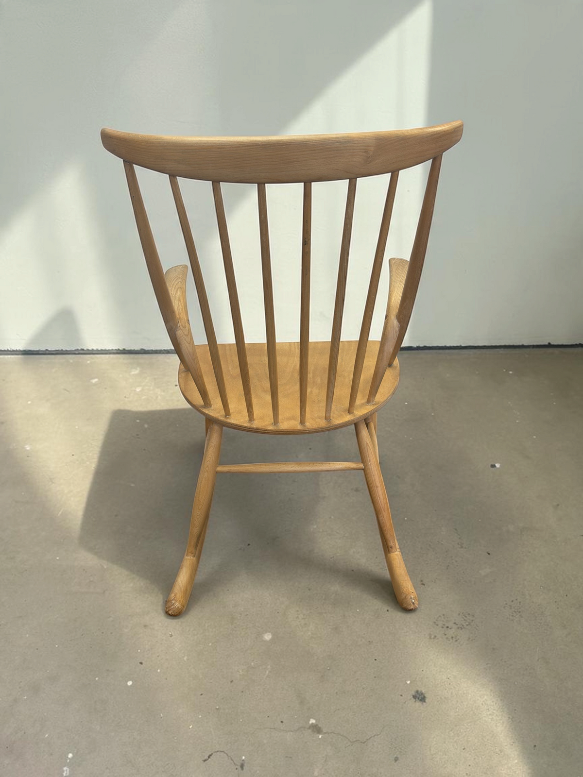 tessvintage IW3 schommelstoel van licht eikenhout met spijlenrug, ontworpen door Illum Wikkelsø in Scandinavische stijl