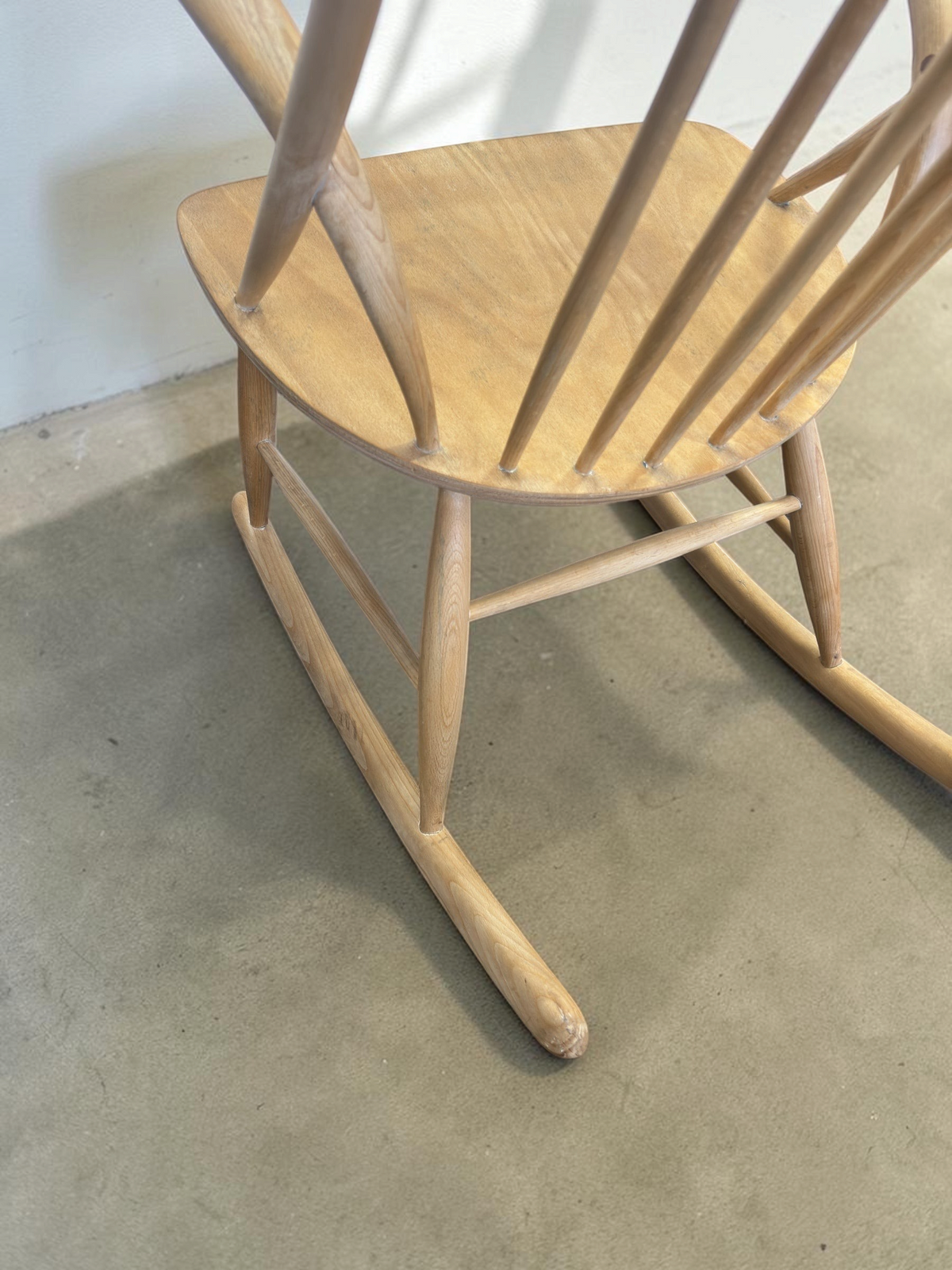 tessvintage IW3 schommelstoel van Illum Wikkelsø in licht eikenhout met spijlenrug en Scandinavisch design