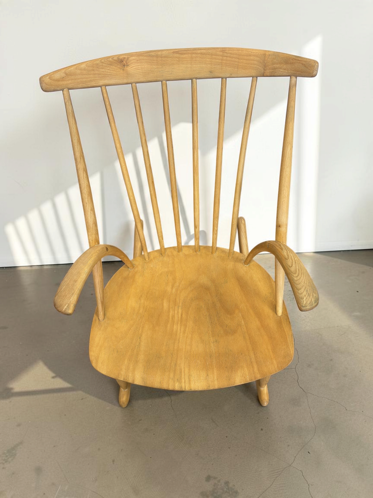 tessvintage IW3 schommelstoel van licht eikenhout met spijlenrug en gebogen armleuningen in Scandinavische stijl