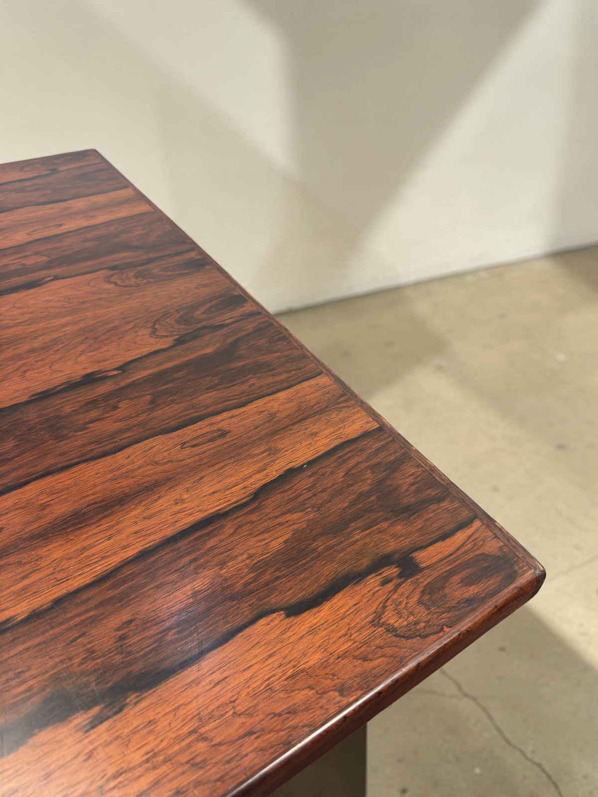 tessvintage Scandinavische salontafel van pallisanderhout met een opvallende contrastrijke houtnerf