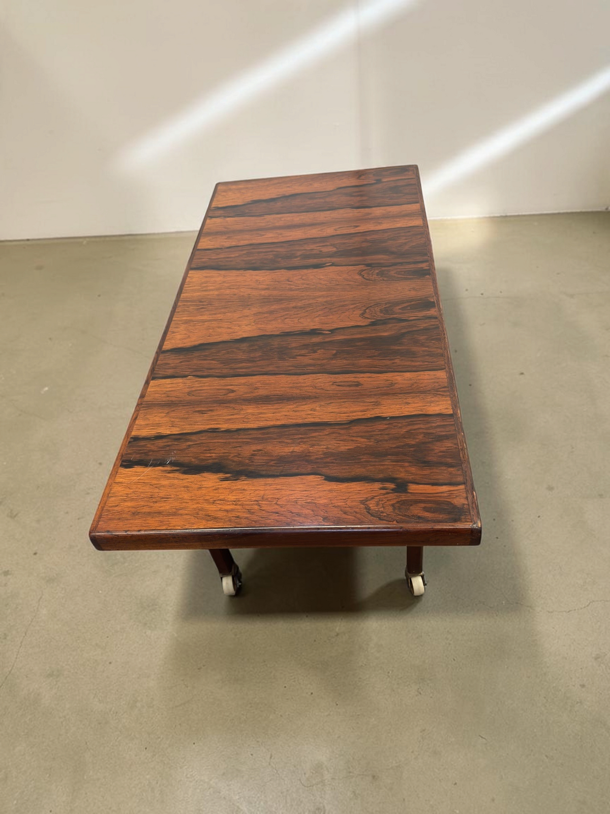 tessvintage Scandinavische salontafel van pallisanderhout met opvallende houtnerf en wieltjes