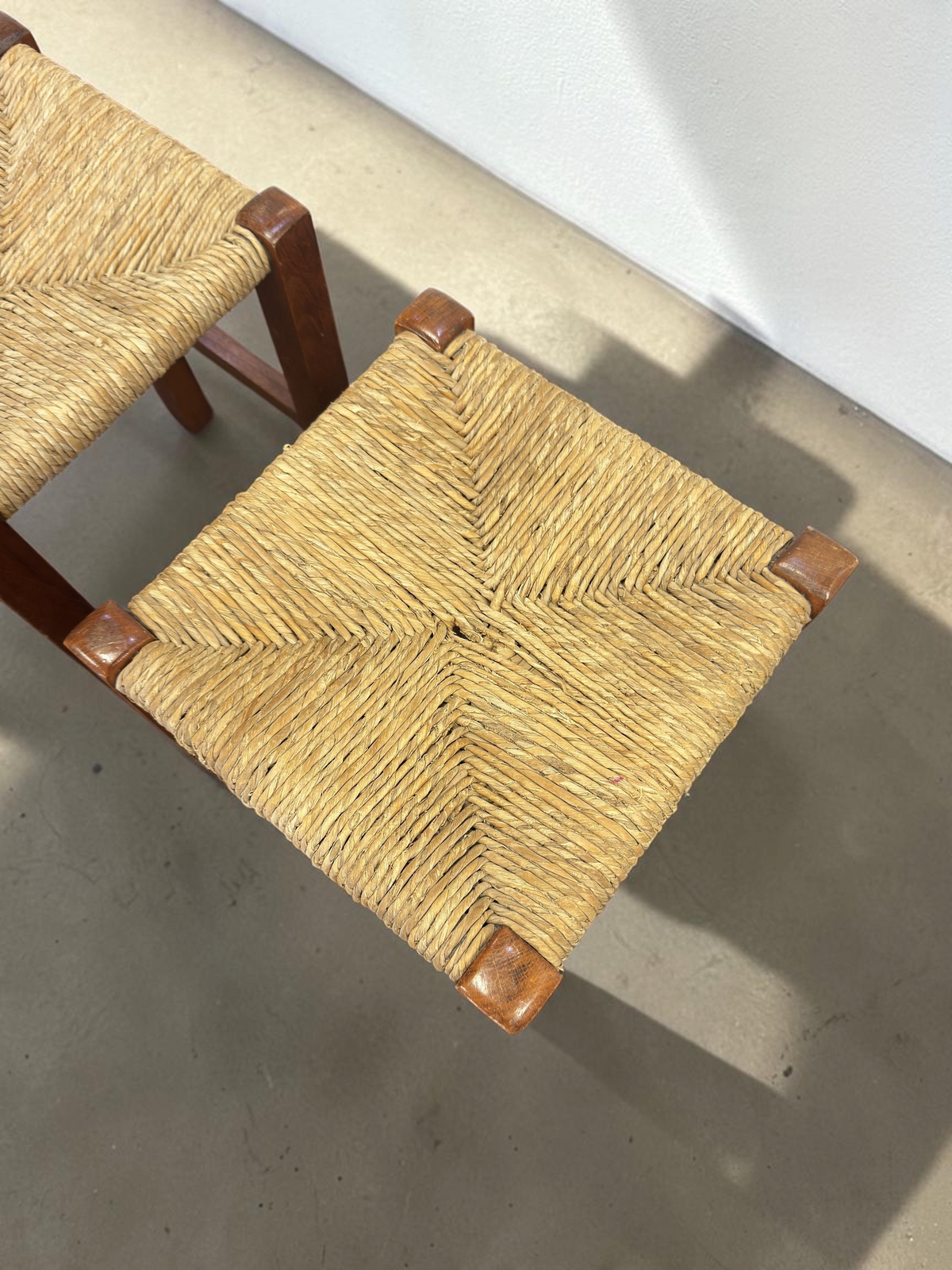tessvintage set van twee houten krukjes met een gevlochten biezen zitting in een visgraatpatroon
