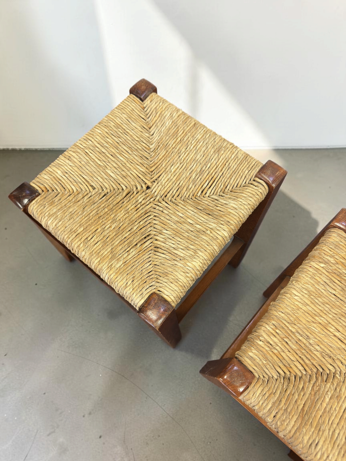tessvintage set van twee houten krukjes met een gevlochten biezen zitting in een visgraatpatroon