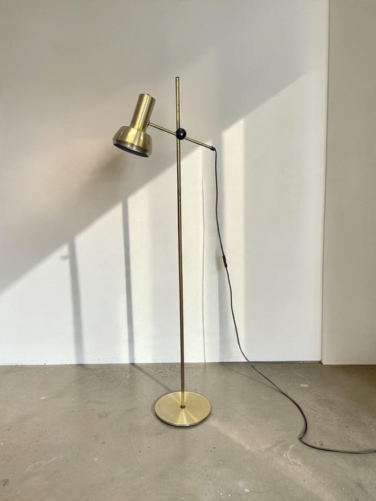 tessvintage Scandinavische verstelbare vloerlamp in goudkleurig metaal met zwart kogelgewricht uit de jaren 70