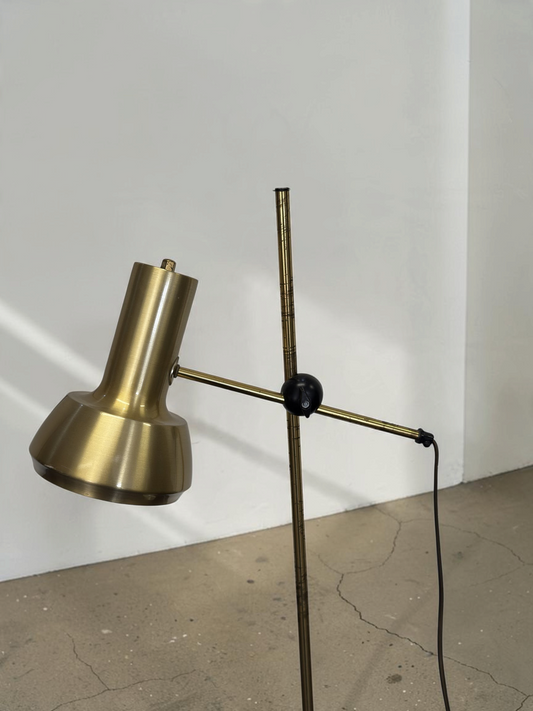 tessvintage Scandinavische verstelbare vloerlamp in goudkleurig metaal met zwart kogelgewricht uit de jaren 70