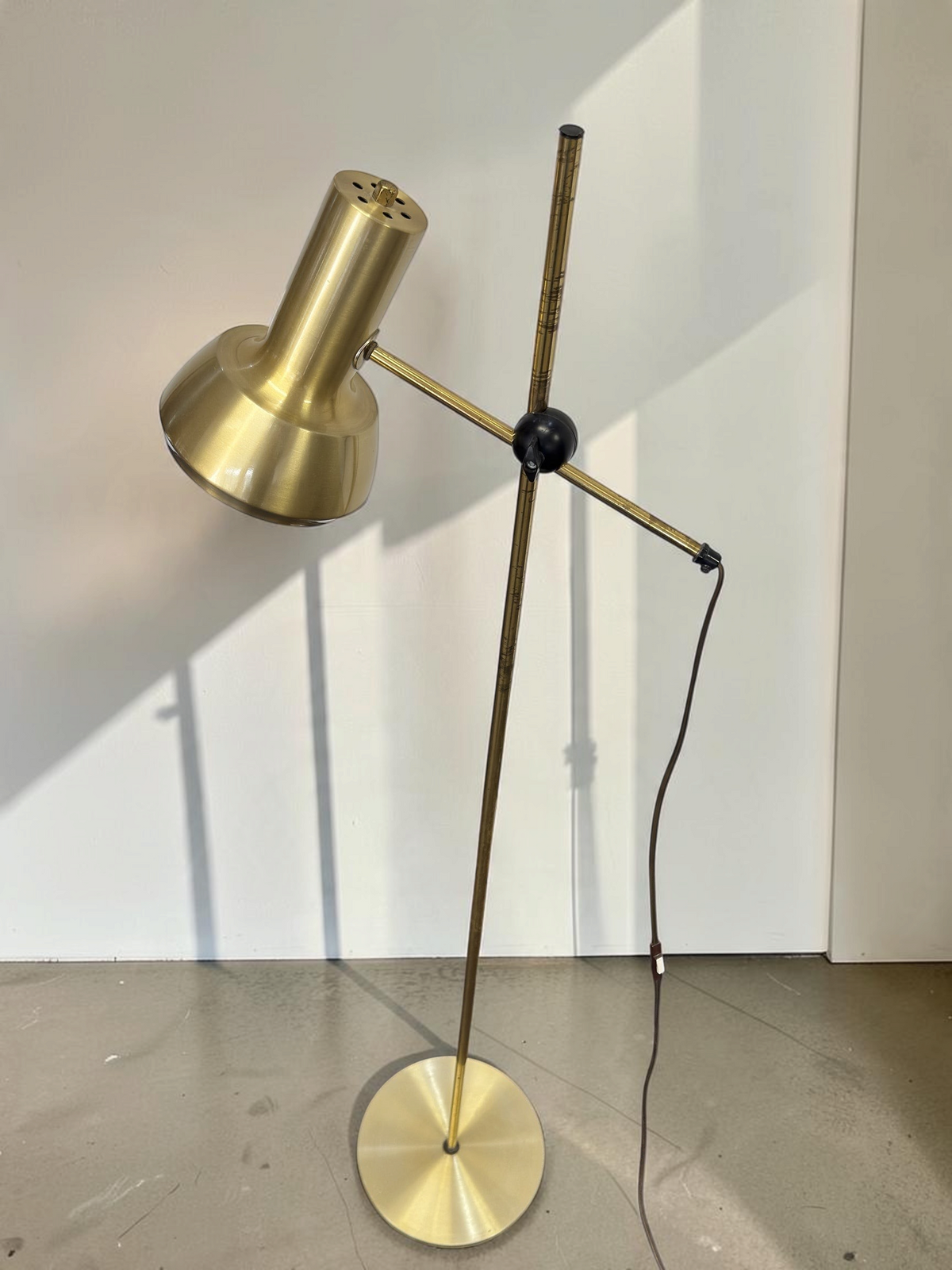 tessvintage Scandinavische verstelbare vloerlamp in goudkleurig metaal met zwart kogelgewricht uit de jaren 70