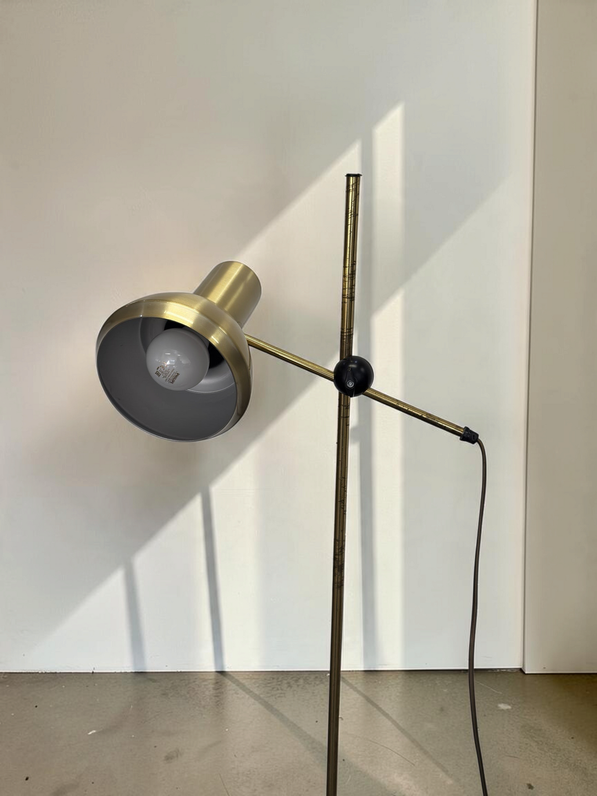 tessvintage Scandinavische verstelbare vloerlamp in goudkleurig metaal met zwart kogelgewricht uit de jaren 70