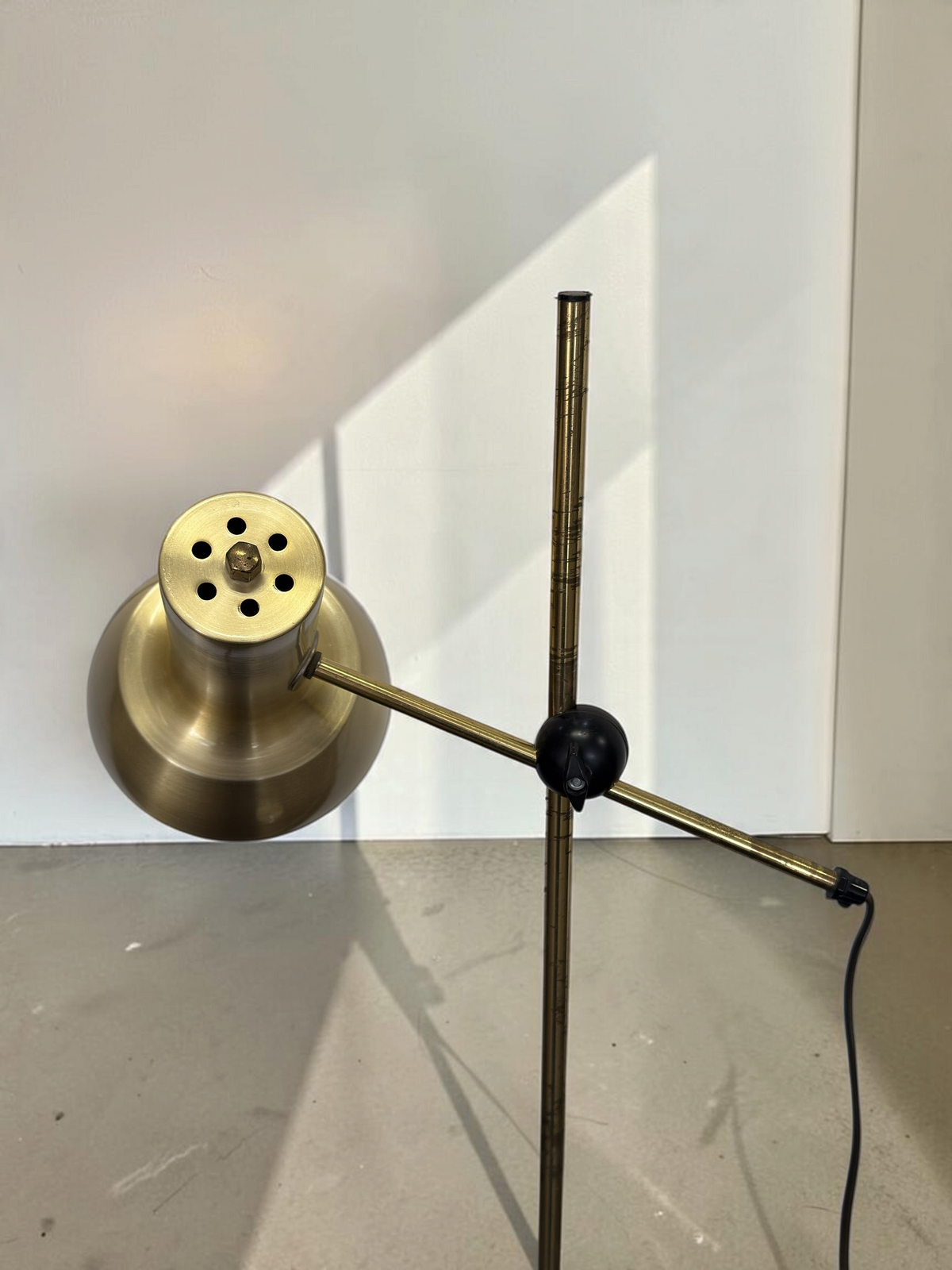tessvintage Scandinavische verstelbare vloerlamp in goudkleurig metaal met zwart kogelgewricht uit de jaren 70
