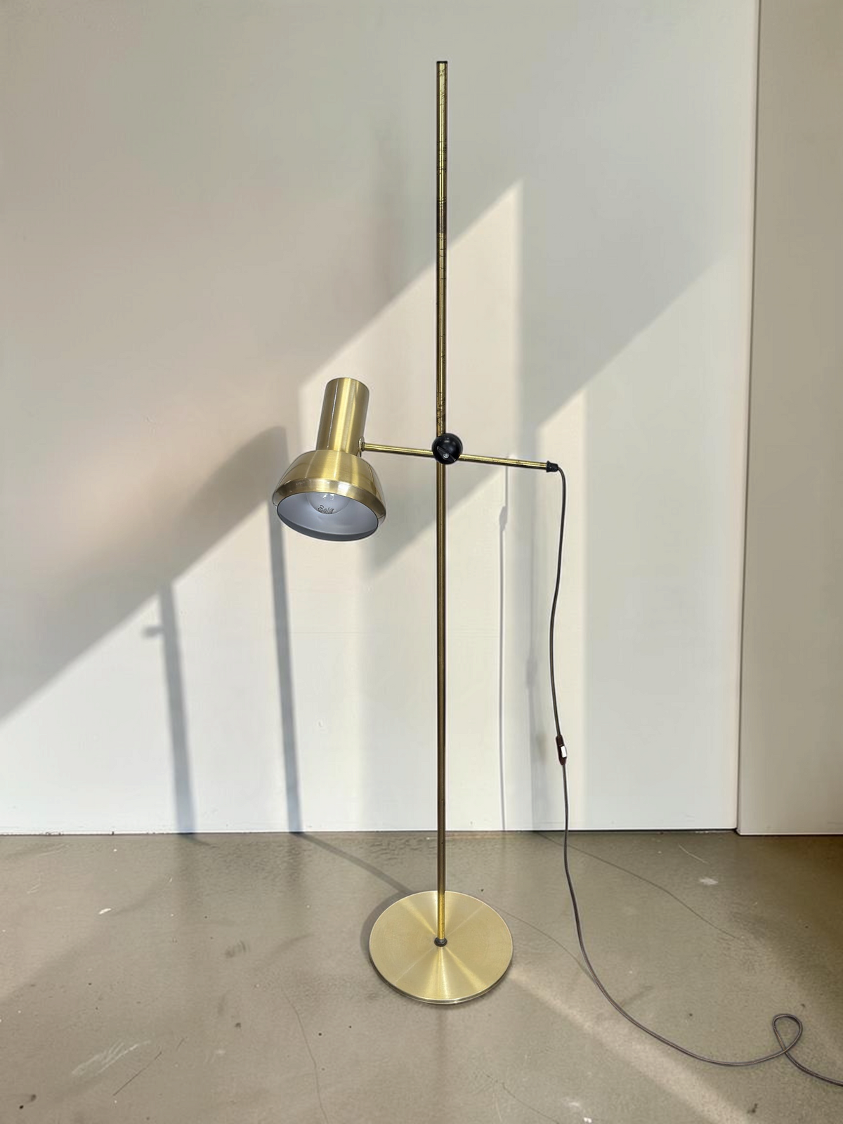 tessvintage Scandinavische verstelbare vloerlamp in goudkleurig metaal met zwart kogelgewricht uit de jaren 70
