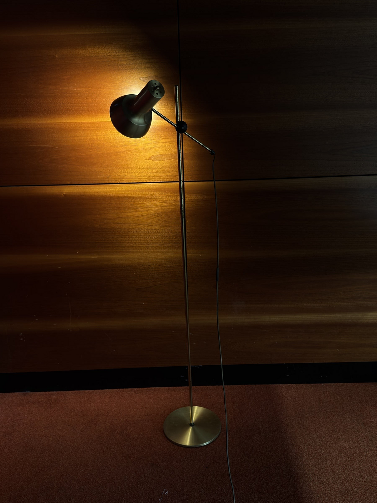 tessvintage Scandinavische goudkleurige metalen vloerlamp uit de jaren 70 met verstelbare kap en kogelgewricht