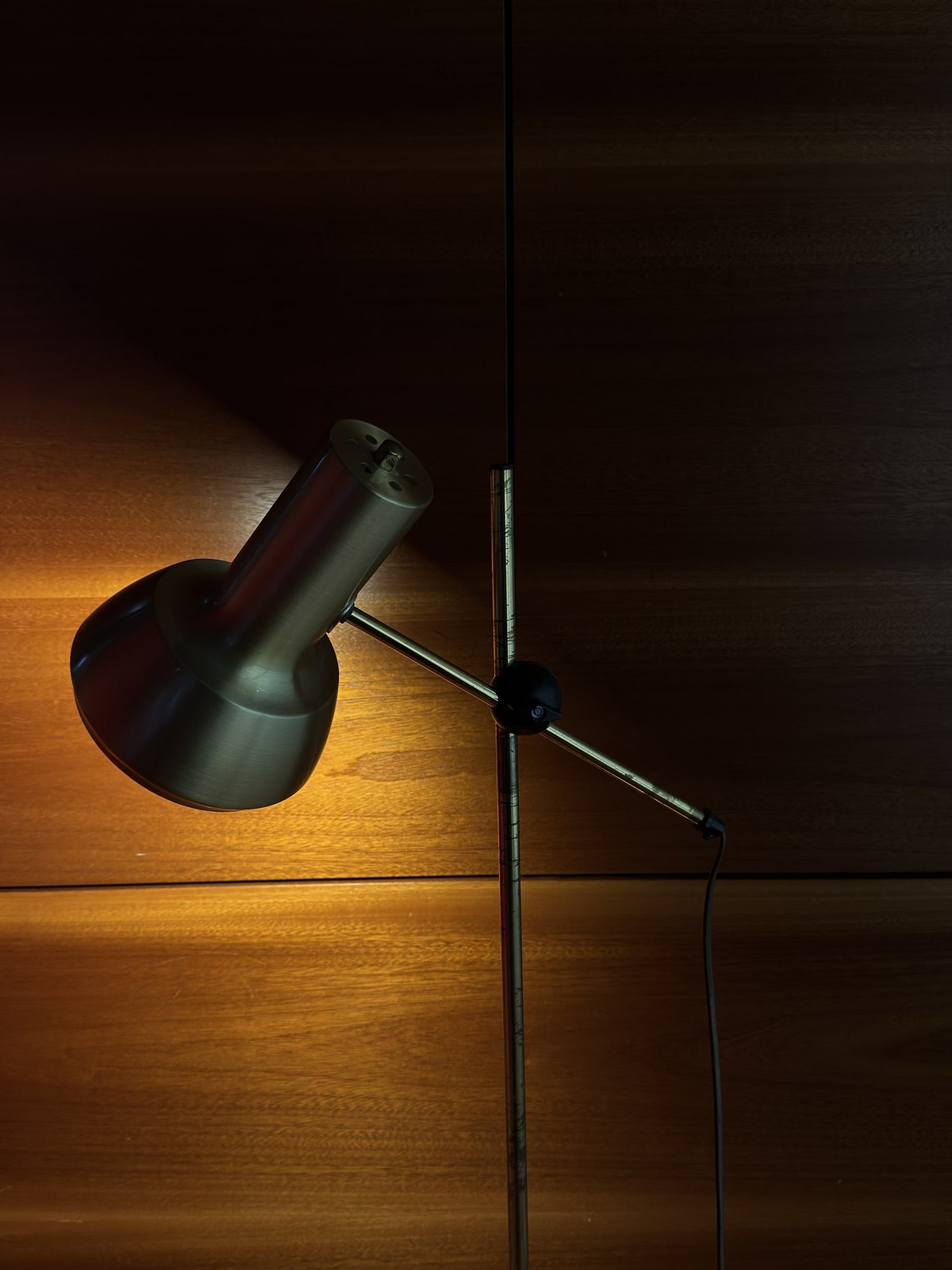 tessvintage Scandinavische verstelbare vloerlamp in goudkleurig metaal met zwart kogelgewricht uit de jaren 70