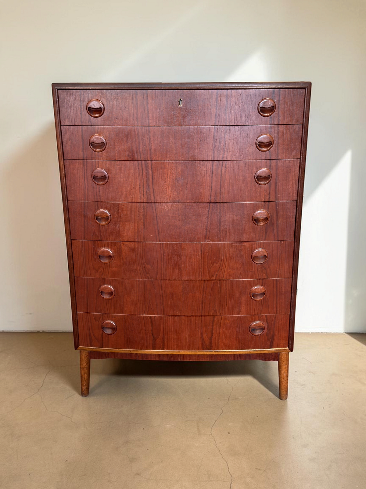 tessvintage Deense teakhouten ladekast van Kai Kristiansen met zeven lades en ronde houten handgrepen uit de jaren 60