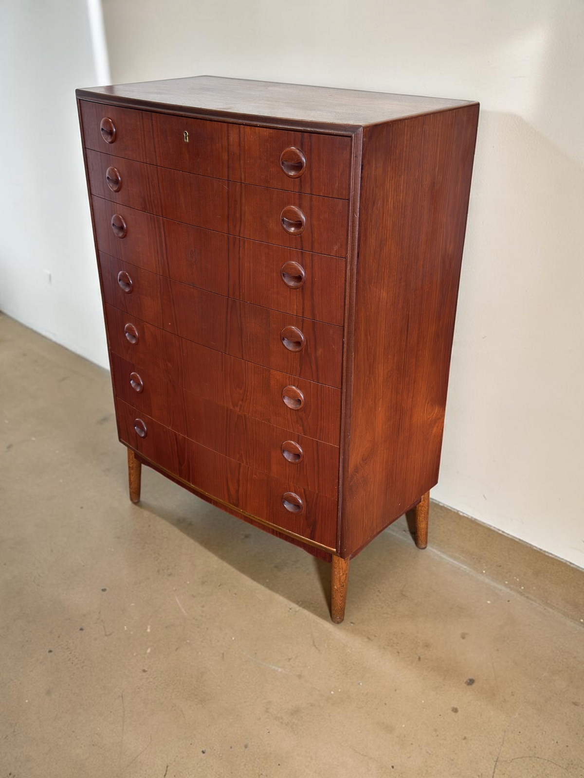 tessvintage Deense teakhouten ladekast van Kai Kristiansen met zeven lades en ronde houten handgrepen uit de jaren 60