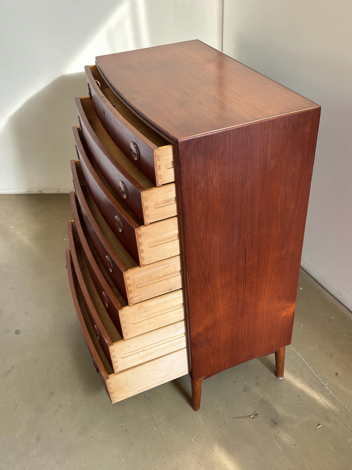 tessvintage Deense teakhouten ladekast van Kai Kristiansen met zeven lades en ronde handgrepen in een vintage stijl