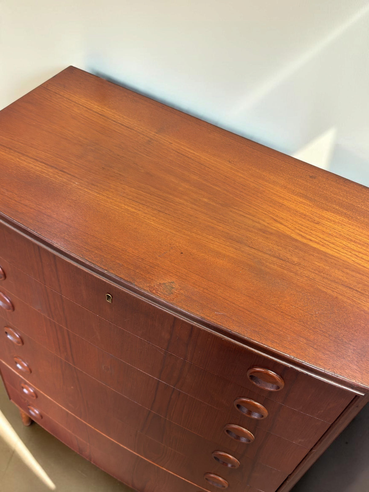 tessvintage Deense teakhouten ladekast van Kai Kristiansen met zeven lades en ronde houten handgrepen