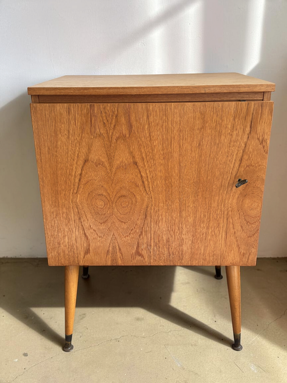 tessvintage vintage eikenhouten naaimachinekastje uit de jaren 60 met slanke taps toelopende pootjes en messing doppen